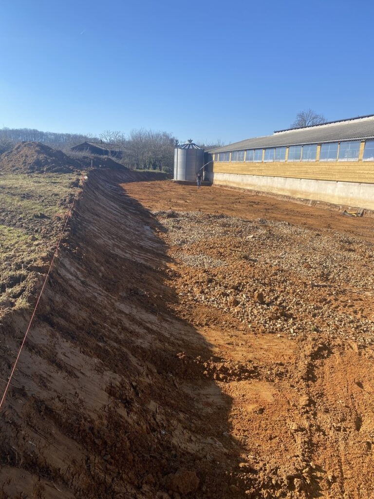 Terrassement pour chèvrerie à Villeneuve d'Aveyron