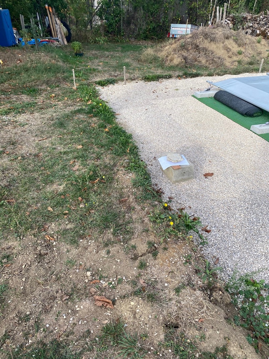 Terrassement mise à plat du terrain près de Lanuejouls
