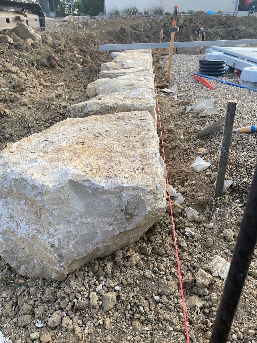 Terrassement mise à plat du terrain près de Lanuejouls