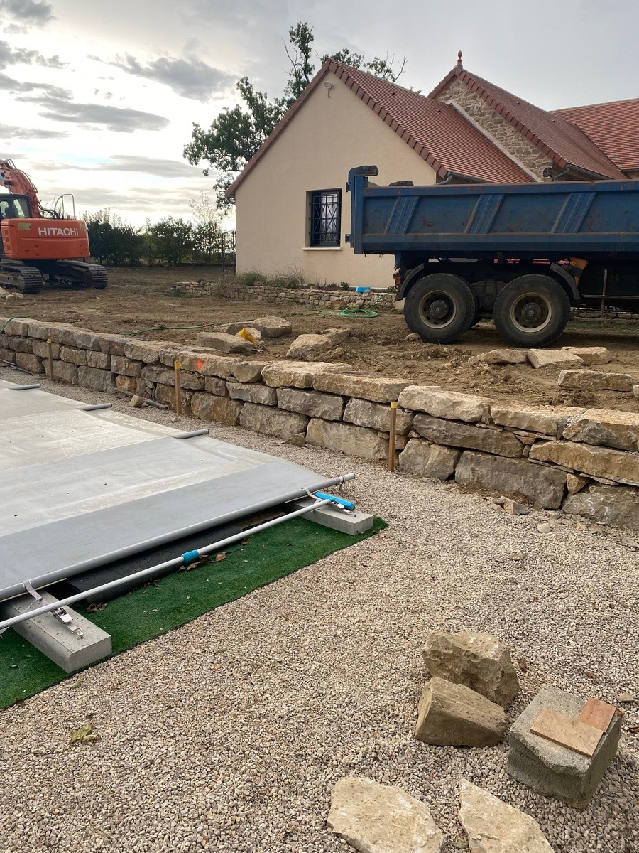Terrassement mise à plat du terrain près de Lanuejouls