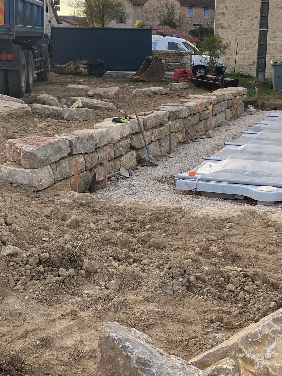 Terrassement mise à plat du terrain près de Lanuejouls