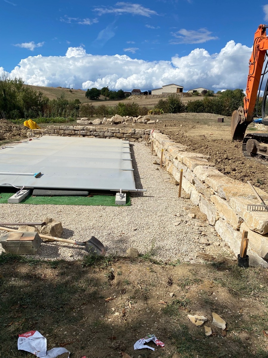 Terrassement mise à plat du terrain près de Lanuejouls