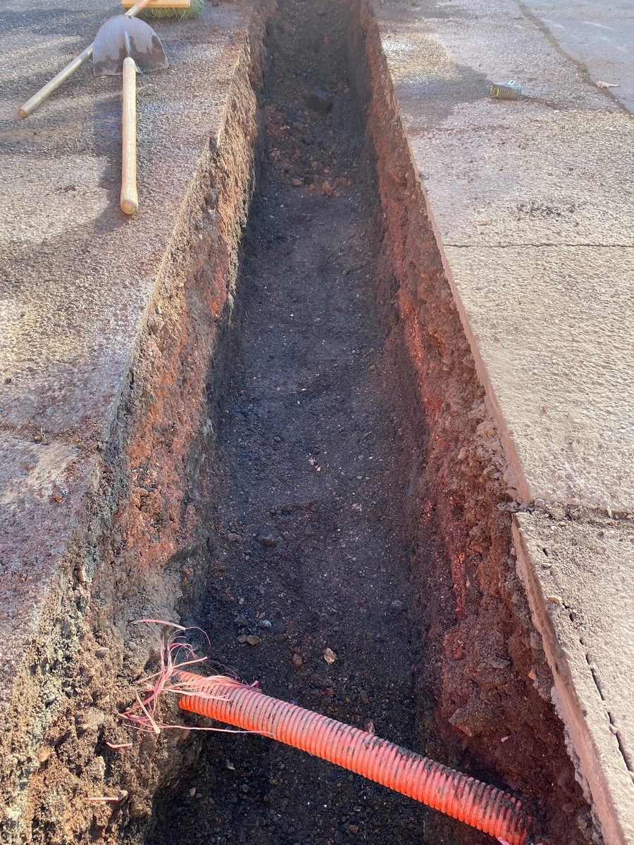 Tranchée électrique pour panneaux photovoltaïques à Cransac les termes